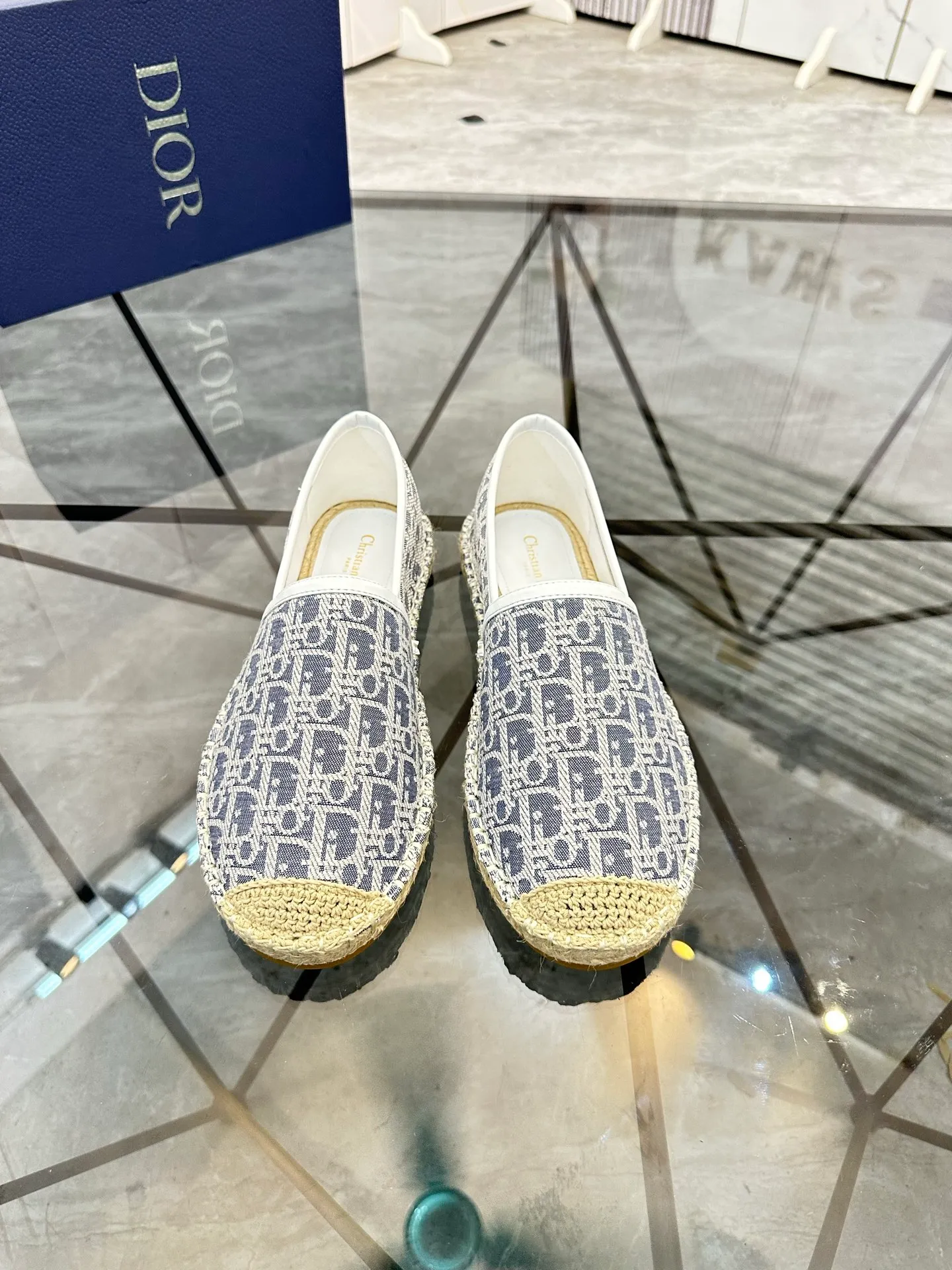 Men's shoes for sale 💰: 💰P400¥ Product trademark: Dior* "Dior*" low-top fisherman's shoes Regular size: 38-44 (can be customized to 37.45) Product materials: imported cowhide leather upper spliced ​​with original fabric, sheepskin lining, original outsole. Number: 1023